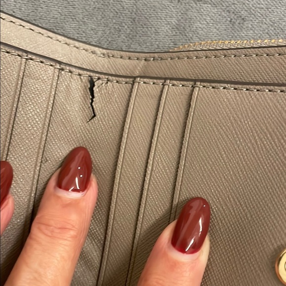 Tory Burch wallet with zipper and multiple slots for cards - Picture 4 of 10